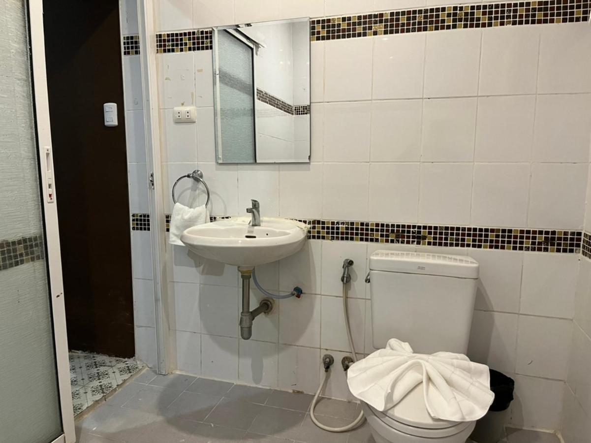 Cozy Rooms Asoke Bangkok Esterno foto